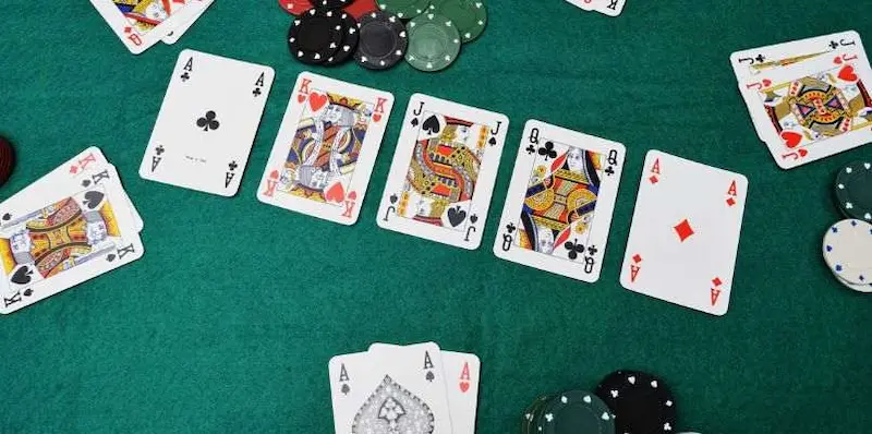 Poker là gì? Hướng dẫn cách chơi bài Poker đơn giản từ A đến Z 3 Một số thuật ngữ cần nhớ khi chơi bài Poker